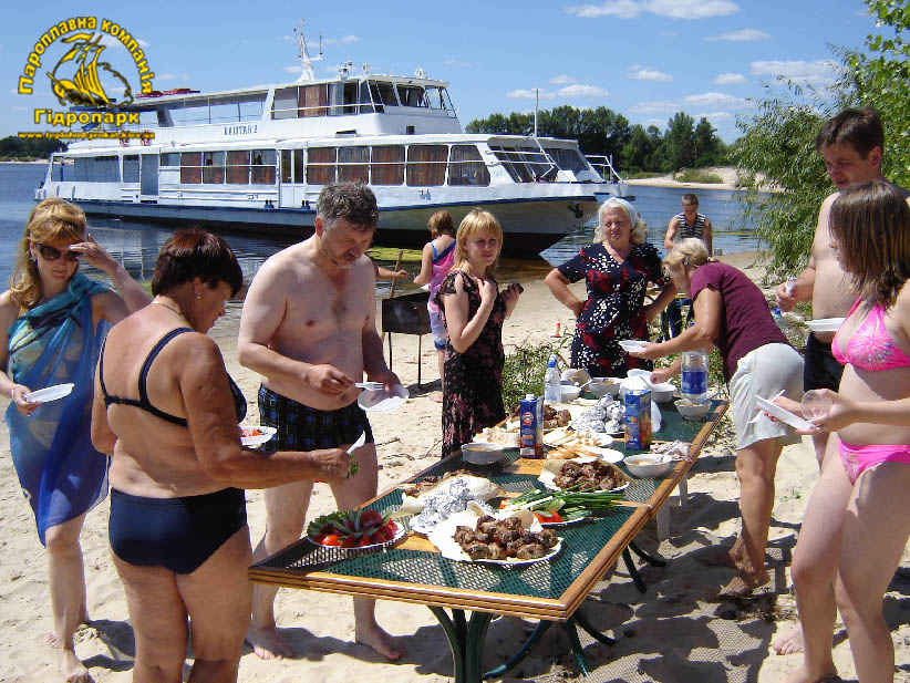 Пікнік на острові, теплохід